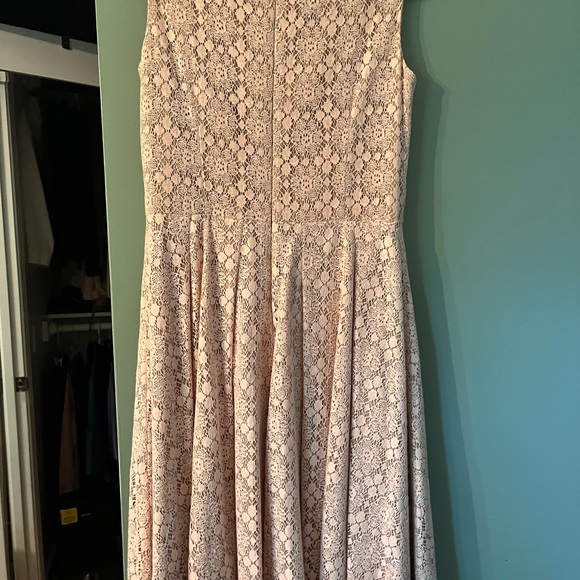 Jones NY beautiful summer dress! Peach colored lace. knee length. Size 4. - Picture 2 of 6